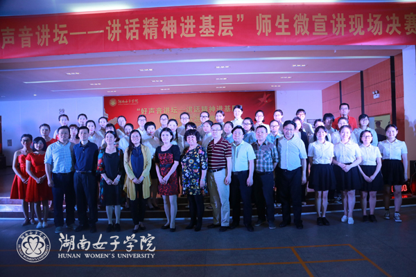 1496285057596013529.jpg 评委与获奖选手合影.jpg